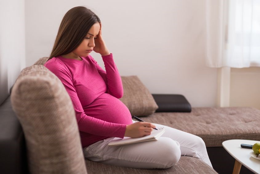 Lo lắng trước khi sinh được biểu hiện bằng sự lo lắng, căng thẳng, sợ hãi và lo lắng khi mang thai hoặc ngay trước khi sinh (Ảnh: Canva)