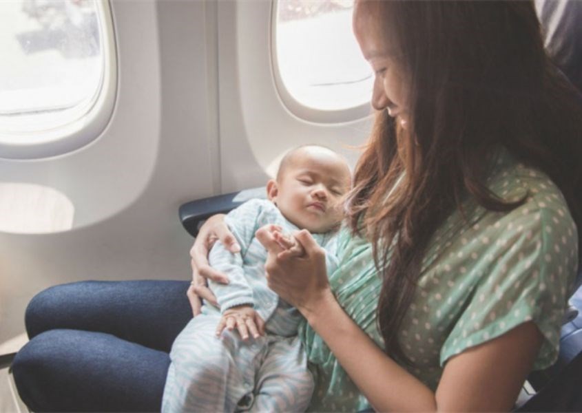 Khi nào nên cho trẻ sơ sinh đi máy bay. Nguồn từ Canva