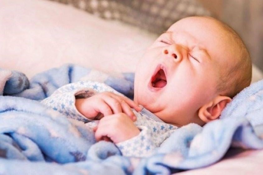 Trẻ sơ sinh ngủ ít có sao không?