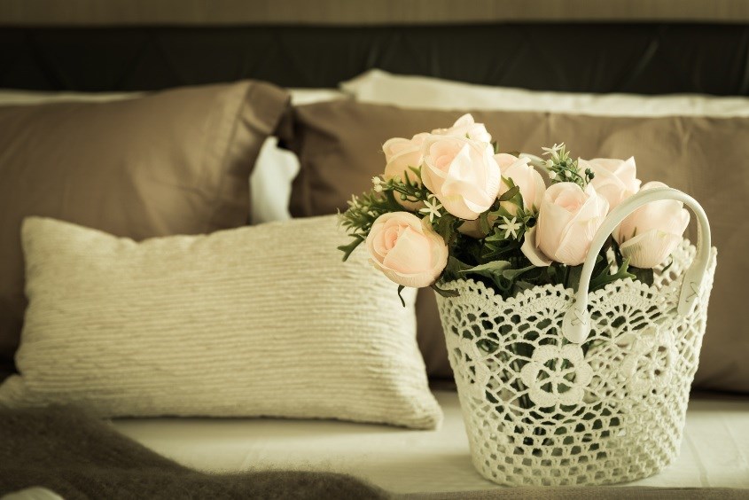 Cách cắm hoa hồng với giỏ hoa hoặc lẵng hoa để bàn