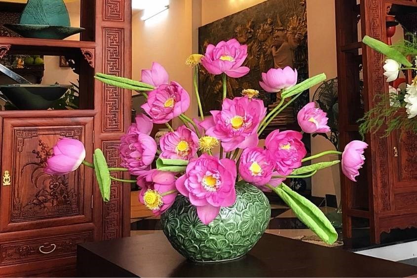 Cách cắm hoa sen - bình gốm tròn phòng khách