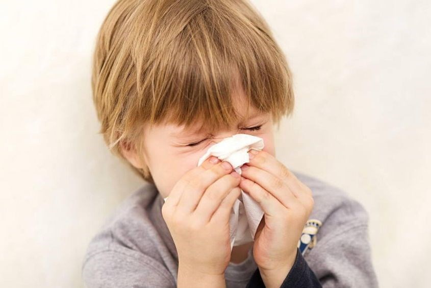 Chảy nước mũi là một trong những biểu hiện của dị ứng ở trẻ em